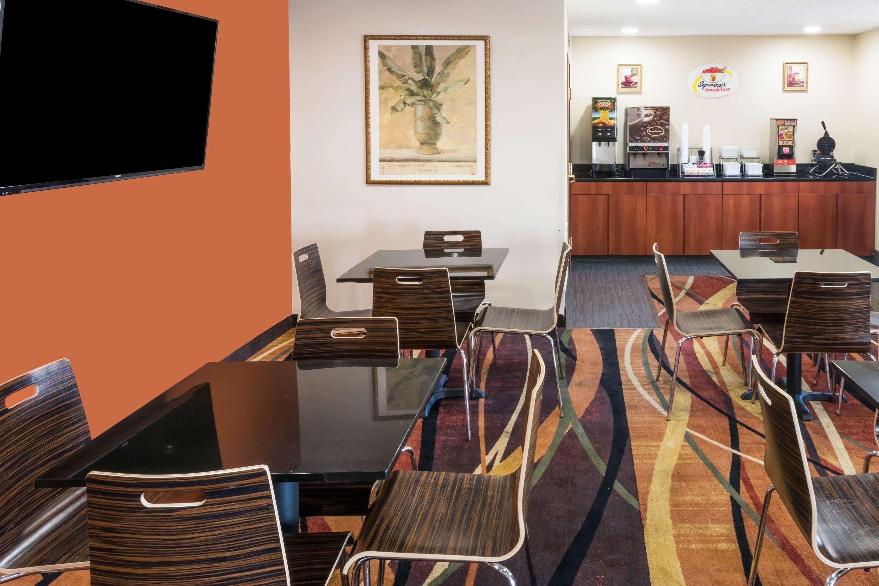 Super 8 By Wyndham Columbus West Hotel Ngoại thất bức ảnh